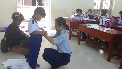 Gác lại dọn dẹp, lo đồng phục mới cho trẻ vùng ngập - Ảnh 2. Gác lại dọn dẹp, lo đồng phục mới cho trẻ vùng ngập - Ảnh 2.