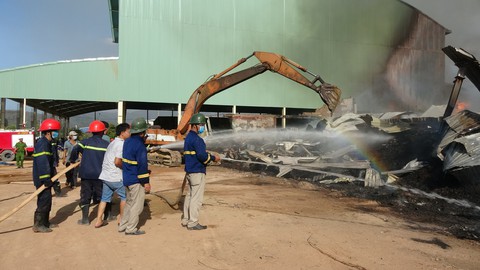 Cháy 8.000m2 kho xưởng ở Khu công nghiệp Phú Tài - Ảnh 2. Cháy 8.000m2 kho xưởng ở Khu công nghiệp Phú Tài - Ảnh 2.