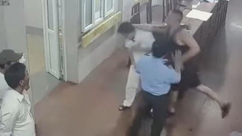 Khởi tố ông bố hành hung bác sĩ khi đưa con đi khám - Ảnh 1. Khởi tố ông bố hành hung bác sĩ khi đưa con đi khám - Ảnh 1.