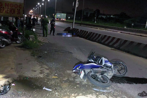 Hai thượng úy cảnh sát cơ động tử vong do tông dải phân cách - Ảnh 1. Hai thượng úy cảnh sát cơ động tử vong do tông dải phân cách - Ảnh 1.