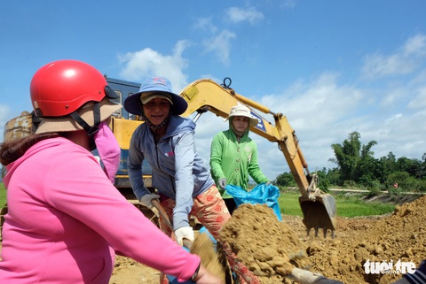Cả làng đắp đê suốt 3 ngày đêm, cứu hơn 1.000ha lúa sắp thu hoạch - Ảnh 8. Cả làng đắp đê suốt 3 ngày đêm, cứu hơn 1.000ha lúa sắp thu hoạch - Ảnh 8.