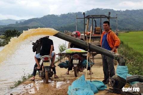 Cả làng đắp đê suốt 3 ngày đêm, cứu hơn 1.000ha lúa sắp thu hoạch - Ảnh 20. Cả làng đắp đê suốt 3 ngày đêm, cứu hơn 1.000ha lúa sắp thu hoạch - Ảnh 20.
