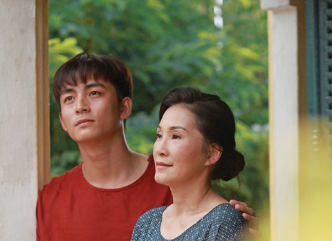 Thưa mẹ con đi: Nụ hôn đồng giới bỏng cháy và tình mẫu tử ngọt lành - Ảnh 6. Thưa mẹ con đi: Nụ hôn đồng giới bỏng cháy và tình mẫu tử ngọt lành - Ảnh 6.
