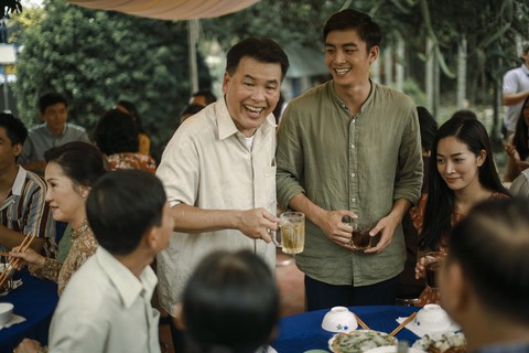 Thưa mẹ con đi: Nụ hôn đồng giới bỏng cháy và tình mẫu tử ngọt lành - Ảnh 9. Thưa mẹ con đi: Nụ hôn đồng giới bỏng cháy và tình mẫu tử ngọt lành - Ảnh 9.