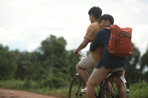 Thưa mẹ con đi: Nụ hôn đồng giới bỏng cháy và tình mẫu tử ngọt lành - Ảnh 8. Thưa mẹ con đi: Nụ hôn đồng giới bỏng cháy và tình mẫu tử ngọt lành - Ảnh 8.