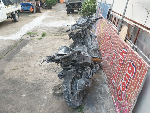 TP.HCM: Xe máy cháy trơ khung giữa ngã tư - Ảnh 2. TP.HCM: Xe máy cháy trơ khung giữa ngã tư - Ảnh 2.