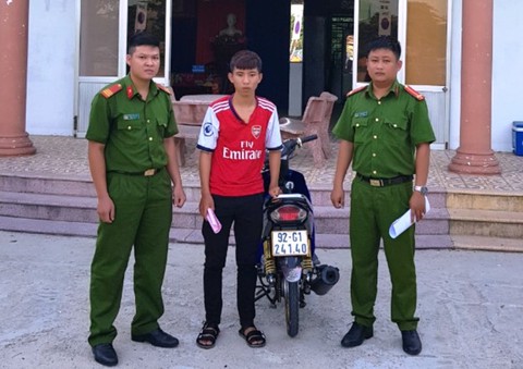 Ớn lạnh nam sinh nằm trên yên xe phóng như bay trên quốc lộ 1 - Ảnh 2. Ớn lạnh nam sinh nằm trên yên xe phóng như bay trên quốc lộ 1 - Ảnh 2.