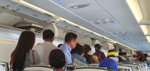 Bamboo Airways lỗ hơn 300 tỉ đồng sau hơn 3 tháng bay - Ảnh 1. Bamboo Airways lỗ hơn 300 tỉ đồng sau hơn 3 tháng bay - Ảnh 1.