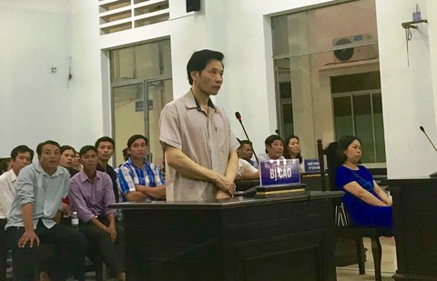 Chống hạn giả, tham ô thật: 11 bị cáo bị xét xử - Ảnh 1. Chống hạn giả, tham ô thật: 11 bị cáo bị xét xử - Ảnh 1.