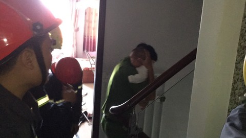 Vợ chồng con trai đi làm, hai bà cháu kẹt trong thang máy nhà riêng - Ảnh 2. Vợ chồng con trai đi làm, hai bà cháu kẹt trong thang máy nhà riêng - Ảnh 2.