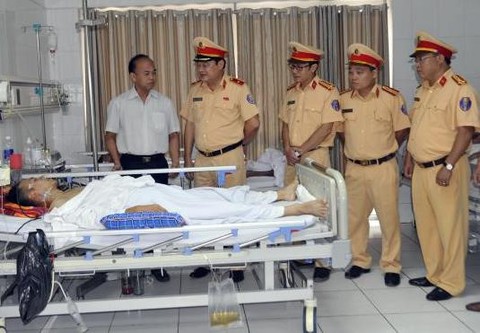 Khởi tố người vi phạm dùng dao đâm lén trung úy cảnh sát giao thông - Ảnh 1. Khởi tố người vi phạm dùng dao đâm lén trung úy cảnh sát giao thông - Ảnh 1.