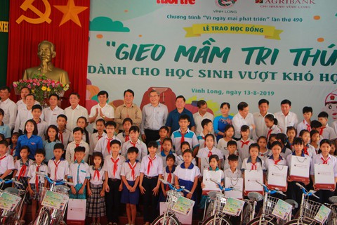 280 suất học bổng Gieo mầm tri thức cho học sinh nghèo Vĩnh Long - Ảnh 8. 280 suất học bổng Gieo mầm tri thức cho học sinh nghèo Vĩnh Long - Ảnh 8.