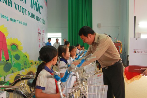 280 suất học bổng Gieo mầm tri thức cho học sinh nghèo Vĩnh Long - Ảnh 1. 280 suất học bổng Gieo mầm tri thức cho học sinh nghèo Vĩnh Long - Ảnh 1.