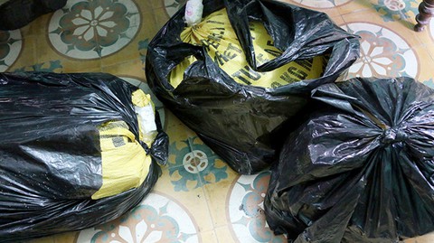 Bắt nhóm trộm quả bom to đem cưa bán thuốc nổ - Ảnh 1. Bắt nhóm trộm quả bom to đem cưa bán thuốc nổ - Ảnh 1.