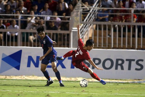 Những pha va chạm nảy lửa giữa U18 Việt Nam và Thái Lan - Ảnh 10. Những pha va chạm nảy lửa giữa U18 Việt Nam và Thái Lan - Ảnh 10.