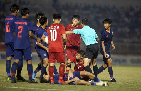 Những pha va chạm nảy lửa giữa U18 Việt Nam và Thái Lan - Ảnh 1. Những pha va chạm nảy lửa giữa U18 Việt Nam và Thái Lan - Ảnh 1.