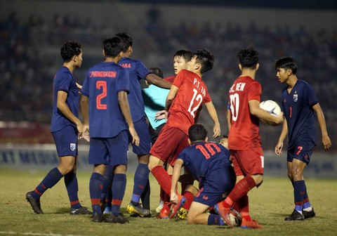 Những pha va chạm nảy lửa giữa U18 Việt Nam và Thái Lan - Ảnh 2. Những pha va chạm nảy lửa giữa U18 Việt Nam và Thái Lan - Ảnh 2.