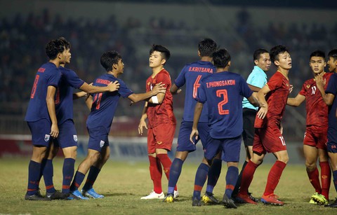Những pha va chạm nảy lửa giữa U18 Việt Nam và Thái Lan - Ảnh 3. Những pha va chạm nảy lửa giữa U18 Việt Nam và Thái Lan - Ảnh 3.