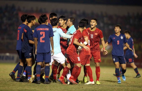 Những pha va chạm nảy lửa giữa U18 Việt Nam và Thái Lan - Ảnh 4. Những pha va chạm nảy lửa giữa U18 Việt Nam và Thái Lan - Ảnh 4.