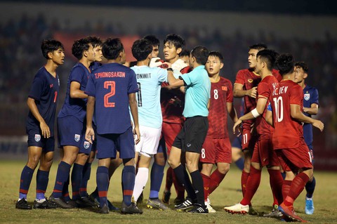 Những pha va chạm nảy lửa giữa U18 Việt Nam và Thái Lan - Ảnh 5. Những pha va chạm nảy lửa giữa U18 Việt Nam và Thái Lan - Ảnh 5.