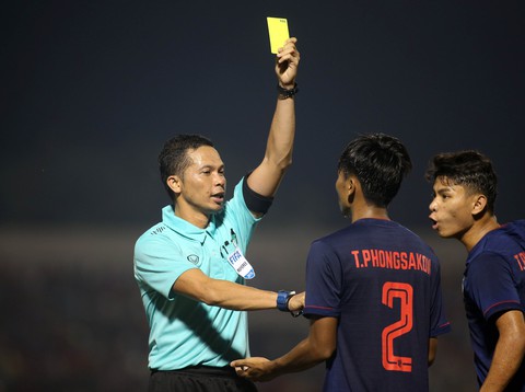 Những pha va chạm nảy lửa giữa U18 Việt Nam và Thái Lan - Ảnh 8. Những pha va chạm nảy lửa giữa U18 Việt Nam và Thái Lan - Ảnh 8.