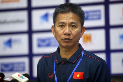 Bị hỏi có từ chức, HLV Hoàng Anh Tuấn đáp: Tôi nên nghe lời bạn hay nghe theo ai? - Ảnh 1. Bị hỏi có từ chức, HLV Hoàng Anh Tuấn đáp: Tôi nên nghe lời bạn hay nghe theo ai? - Ảnh 1.