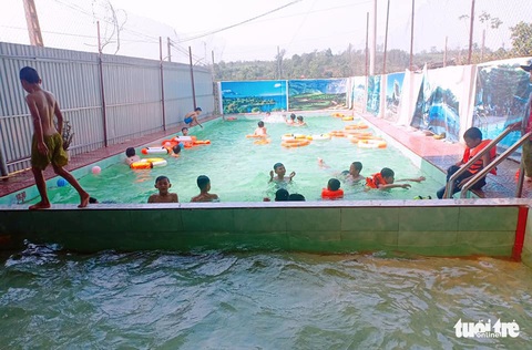 Bé gái 4 tuổi chết đuối trong bể bơi trường học trước nhà - Ảnh 1. Bé gái 4 tuổi chết đuối trong bể bơi trường học trước nhà - Ảnh 1.
