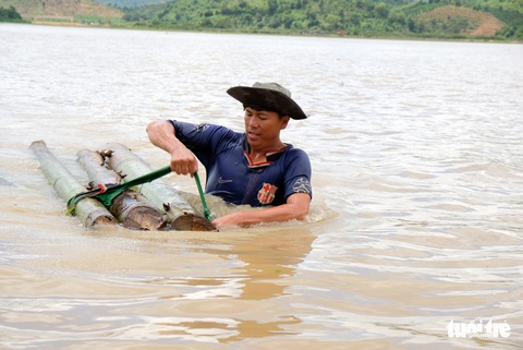 Đua với thời gian, hàn đê cứu cả ngàn hecta lúa - Ảnh 13. Đua với thời gian, hàn đê cứu cả ngàn hecta lúa - Ảnh 13.