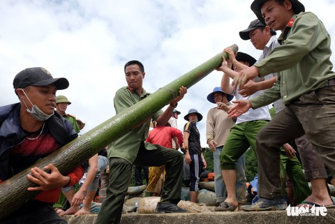 Đua với thời gian, hàn đê cứu cả ngàn hecta lúa - Ảnh 14. Đua với thời gian, hàn đê cứu cả ngàn hecta lúa - Ảnh 14.