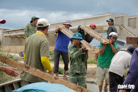Đua với thời gian, hàn đê cứu cả ngàn hecta lúa - Ảnh 16. Đua với thời gian, hàn đê cứu cả ngàn hecta lúa - Ảnh 16.
