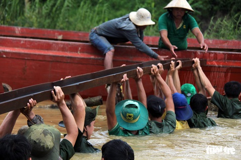 Đua với thời gian, hàn đê cứu cả ngàn hecta lúa - Ảnh 11. Đua với thời gian, hàn đê cứu cả ngàn hecta lúa - Ảnh 11.