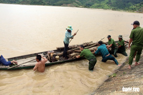 Đua với thời gian, hàn đê cứu cả ngàn hecta lúa - Ảnh 4. Đua với thời gian, hàn đê cứu cả ngàn hecta lúa - Ảnh 4.