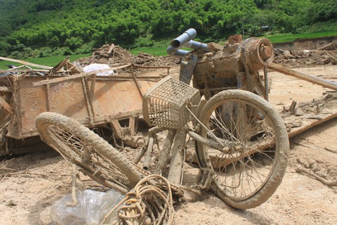 Phó chủ tịch nước Đặng Thị Ngọc Thịnh trao quà cho người dân vùng lũ Thanh Hóa - Ảnh 2. Phó chủ tịch nước Đặng Thị Ngọc Thịnh trao quà cho người dân vùng lũ Thanh Hóa - Ảnh 2.