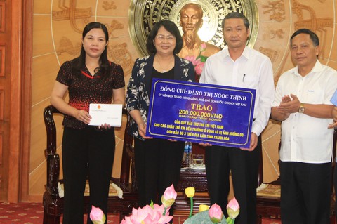 Phó chủ tịch nước Đặng Thị Ngọc Thịnh trao quà cho người dân vùng lũ Thanh Hóa - Ảnh 1. Phó chủ tịch nước Đặng Thị Ngọc Thịnh trao quà cho người dân vùng lũ Thanh Hóa - Ảnh 1.