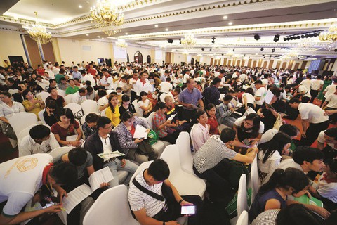 Chen chân chọn sản phẩm Hana Garden Mall - Ảnh 2. Chen chân chọn sản phẩm Hana Garden Mall - Ảnh 2.