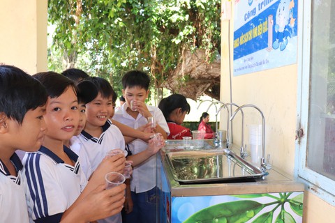 Sawaco: Trao trụ nước uống tại vòi cho vùng biên giới Trảng Bàng - Ảnh 1. Sawaco: Trao trụ nước uống tại vòi cho vùng biên giới Trảng Bàng - Ảnh 1.
