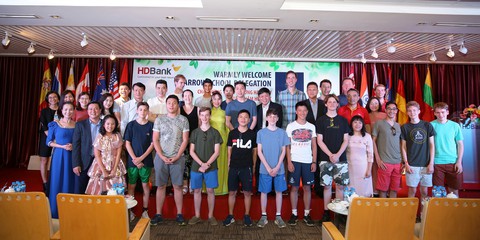 Nữ tỷ phú Việt trò chuyện cùng đoàn học sinh trường hoàng gia Anh - Ảnh 2. Nữ tỷ phú Việt trò chuyện cùng đoàn học sinh trường hoàng gia Anh - Ảnh 2.