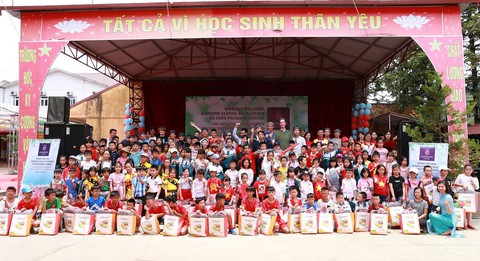 Nữ tỷ phú Việt trò chuyện cùng đoàn học sinh trường hoàng gia Anh - Ảnh 4. Nữ tỷ phú Việt trò chuyện cùng đoàn học sinh trường hoàng gia Anh - Ảnh 4.