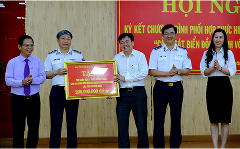 Cảnh sát biển ký kết đồng hành với ngư dân - Ảnh 2. Cảnh sát biển ký kết đồng hành với ngư dân - Ảnh 2.