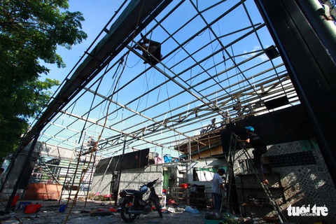 Quây tôn rào phố nhậu dưới chân cầu Rồng - Ảnh 2. Quây tôn rào phố nhậu dưới chân cầu Rồng - Ảnh 2.