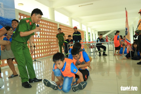 Khi trẻ em đu dây thoát hiểm hỏa hoạn như thật cùng cảnh sát - Ảnh 14. Khi trẻ em đu dây thoát hiểm hỏa hoạn như thật cùng cảnh sát - Ảnh 14.