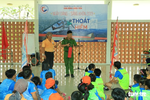 Khi trẻ em đu dây thoát hiểm hỏa hoạn như thật cùng cảnh sát - Ảnh 2. Khi trẻ em đu dây thoát hiểm hỏa hoạn như thật cùng cảnh sát - Ảnh 2.