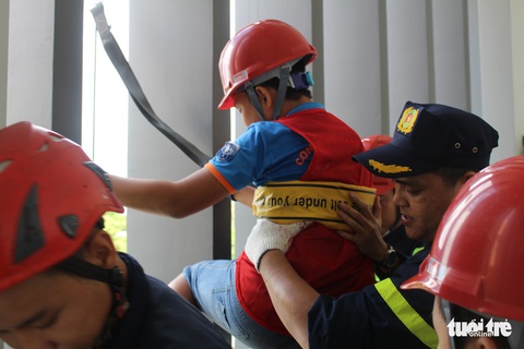 Khi trẻ em đu dây thoát hiểm hỏa hoạn như thật cùng cảnh sát - Ảnh 8. Khi trẻ em đu dây thoát hiểm hỏa hoạn như thật cùng cảnh sát - Ảnh 8.