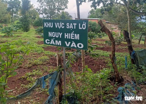 Lở đất gần hồ thủy điện Đắk Sin 1, sơ tán 9 hộ dân bị ảnh hưởng - Ảnh 3. Lở đất gần hồ thủy điện Đắk Sin 1, sơ tán 9 hộ dân bị ảnh hưởng - Ảnh 3.