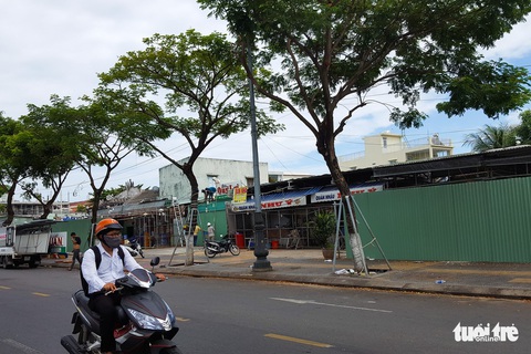 Quây tôn rào phố nhậu dưới chân cầu Rồng - Ảnh 1. Quây tôn rào phố nhậu dưới chân cầu Rồng - Ảnh 1.