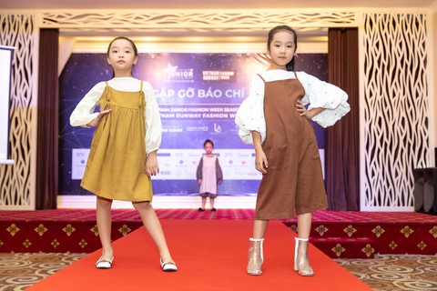 Lần đầu ra mắt tuần lễ thời trang dành cho người mẫu chuyên nghiệp - Ảnh 4. Lần đầu ra mắt tuần lễ thời trang dành cho người mẫu chuyên nghiệp - Ảnh 4.