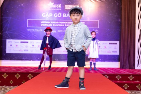 Lần đầu ra mắt tuần lễ thời trang dành cho người mẫu chuyên nghiệp - Ảnh 3. Lần đầu ra mắt tuần lễ thời trang dành cho người mẫu chuyên nghiệp - Ảnh 3.