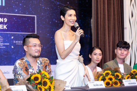 Lần đầu ra mắt tuần lễ thời trang dành cho người mẫu chuyên nghiệp - Ảnh 1. Lần đầu ra mắt tuần lễ thời trang dành cho người mẫu chuyên nghiệp - Ảnh 1.