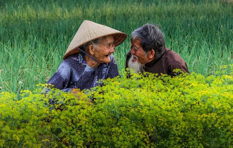 Hai cụ già Việt Nam mãi yêu vào top 50 giải ảnh quốc tế về tình yêu - Ảnh 1. Hai cụ già Việt Nam mãi yêu vào top 50 giải ảnh quốc tế về tình yêu - Ảnh 1.