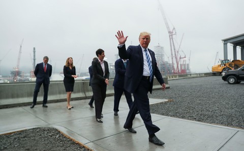 Rời Nhà Trắng đi nghỉ hè 1 tuần, ông Trump vẫn vận động tái tranh cử - Ảnh 2. Rời Nhà Trắng đi nghỉ hè 1 tuần, ông Trump vẫn vận động tái tranh cử - Ảnh 2.